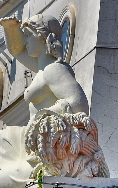 Брюнетка разделась возле старой статуи