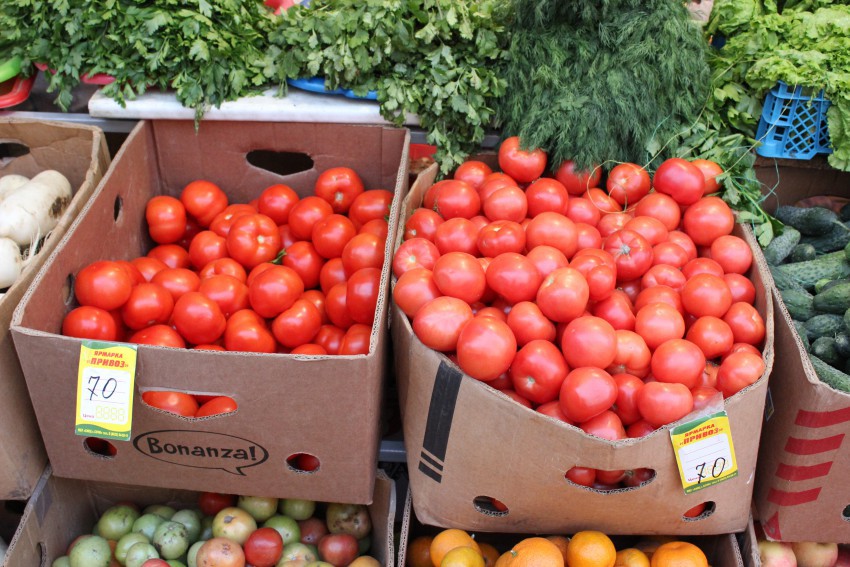 Фуд сити цены овощей. Оптовый рынок. Помидоры в ящике. Помидоры на овощном рынке. Фуд Сити помидоры.
