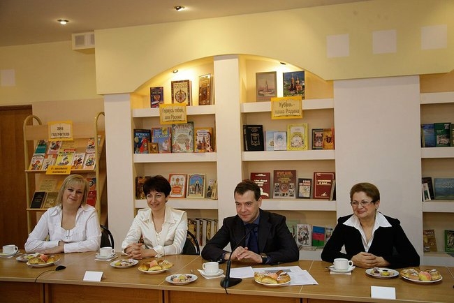 Дмитрий Медведев в Сочи посетил школу
