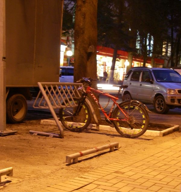 Велопарковка возле кафе Антиквар
