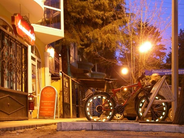 Велопарковка возле кафе Антиквар