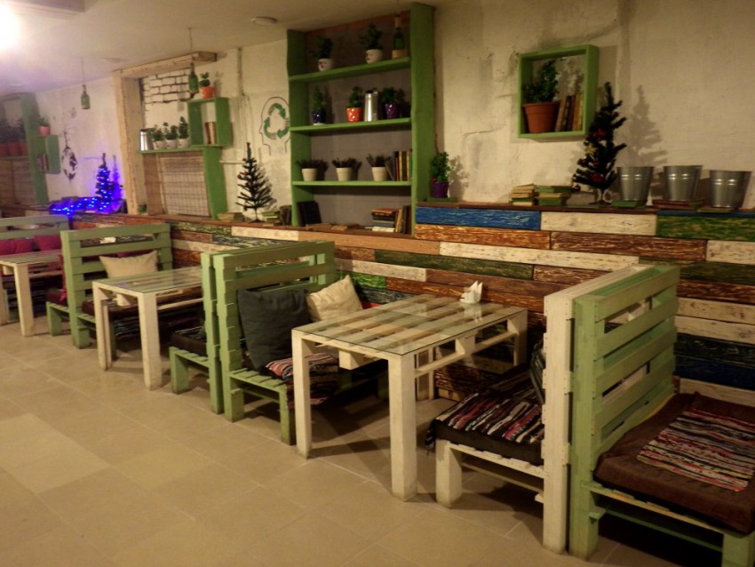 Мебель из поддонов в кафе Горно-Алтайска