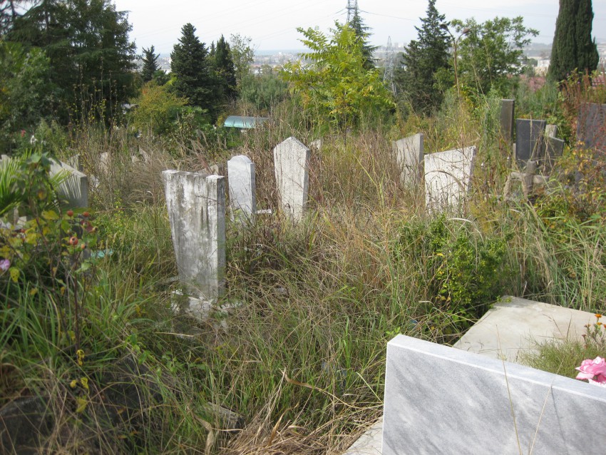 Кладбище в олимпийском парке. Старообрядческое кладбище Адлер. Сочи парк кладбище староверов. Олимпийский парк Адлер кладбище. Старообрядческое кладбище в Олимпийском.