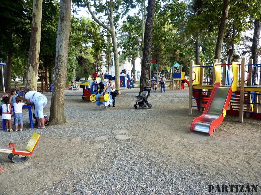 детская площадка на набережной в Геленджике