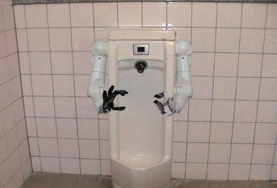 Робот – писсуар, поддерживающий вам штаны. Это верно, что людская лень – двигатель прогресса. Но кто бы мог подумать, что найдется такой лентяй до мозга костей, которому не понравится даже в туалете делать все самому. А нашелся, проникся идеей и вот перед нами робот, который поможет вам в таком нелегком, хоть и маленьком, деле