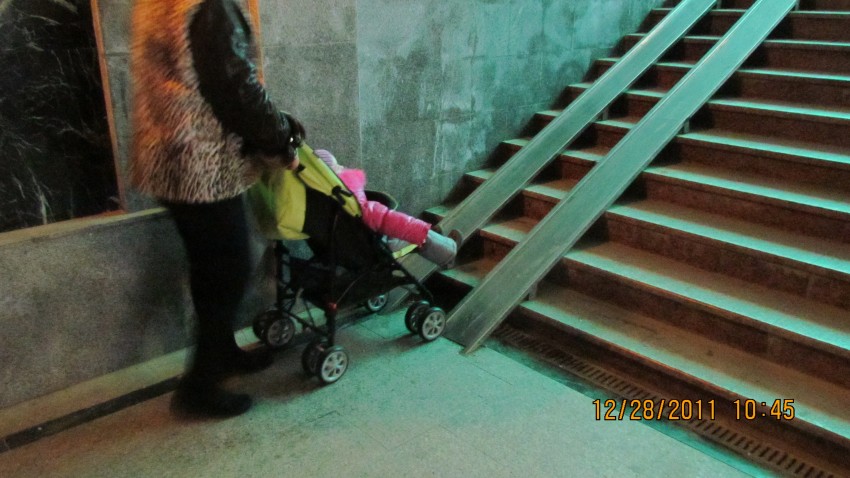 Как спускать коляску по лестнице с ребенком. Детская коляска и пандус. Спуск коляски по лестнице. Ребенок на коляске и пандус. Спуск для колясок на лестнице.