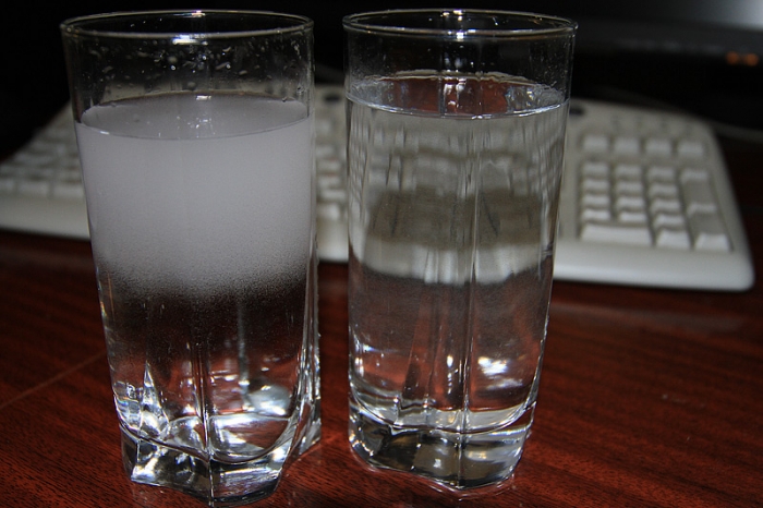 В три стакана налили. Стакан воды. Холодный стакан. Разлитый стакан. Талая вода в стакане.