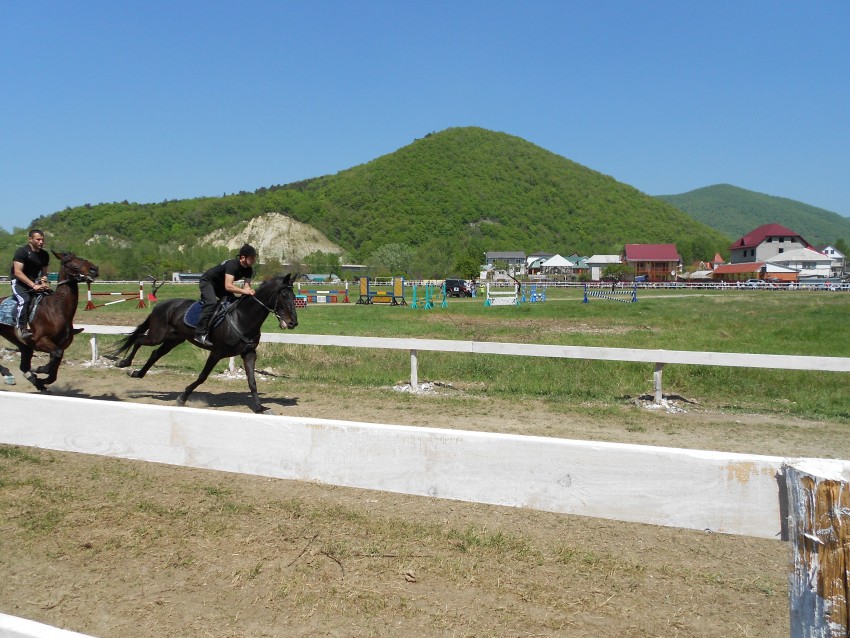 Артур кажется Макарян на черном БМВ 3-ей серии 95-ого года выпуска (тюнинг личный)