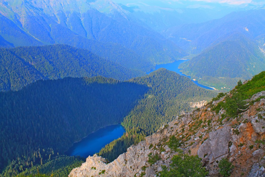 Озеро рица высота. Озеро малая Рица. Малая Рица Абхазия. Озеро Рица Абхазия сверху. Рица Абхазия с высоты.