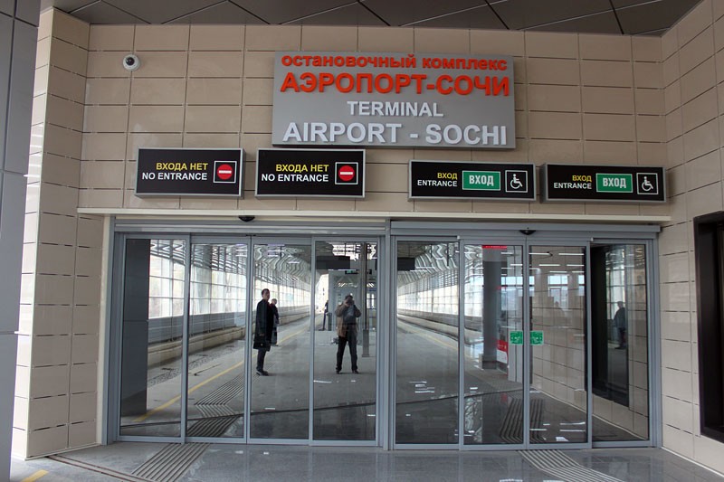 Терминал ж/д станции «аэропорт Сочи». Станция аэропорт Сочи. Вход в аэропорт Сочи. Станция аэропорт Адлер.