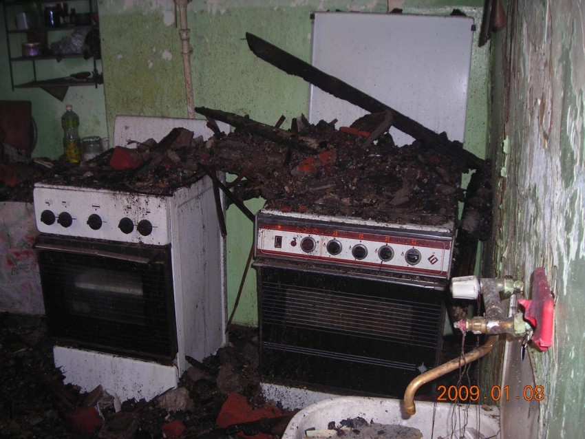 Это кухня после пожара, не сильно выгорела. А от ванны ничего не осталось.