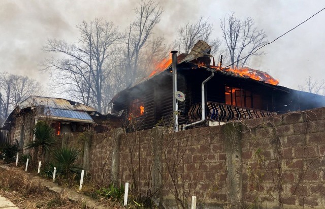 Сотрудники МЧС ликвидировали пожар в частном доме на улице Белых акаций