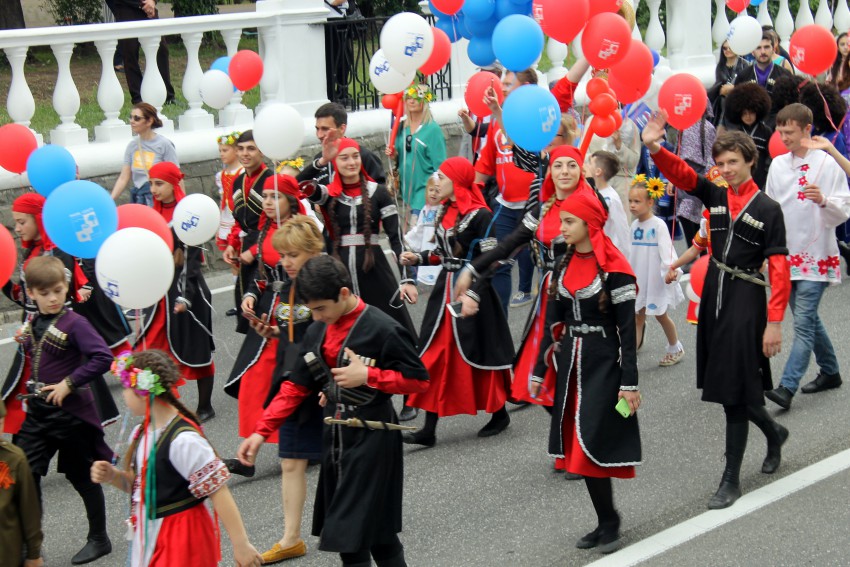 12 мая 2024 какой праздник. Майские праздники в городе. Первомайская демонстрация Челябинск. Празднование 1 мая в Адлере. Первомайские праздники в Словакии.