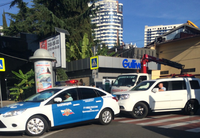 Платные парковки в сочи. You Drive парковка Сочи. Сочи припаркованные машины. Проблема с парковкой в Сочи. Парковка в Сочи на острове безопасности фото.