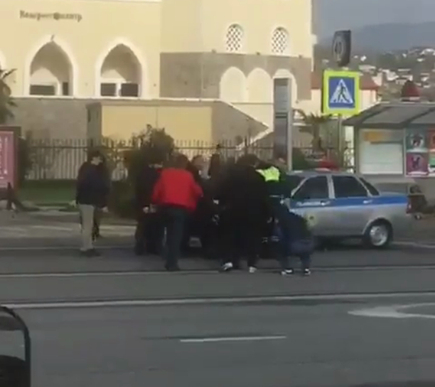 Толпа, стрельба, полиция в Сочи возле гостиницы Богатырь