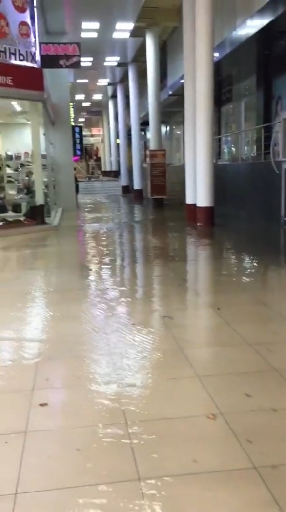 В Сочи затопило Торговую галерею