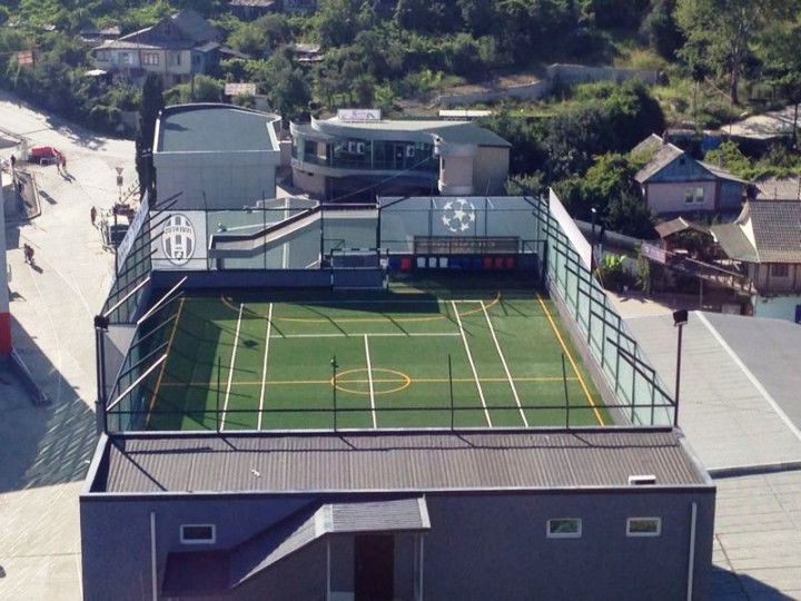 Обучаю большому теннису.