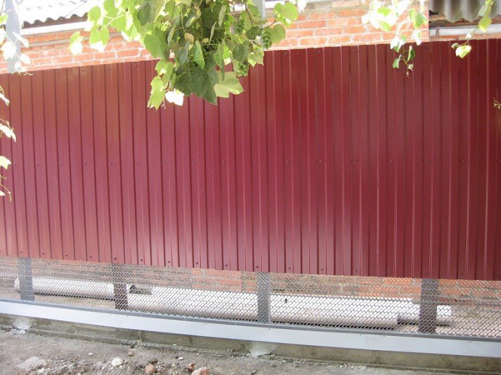 Заборы из профнастила, сетки рабица, решетчатые. Краснодар.