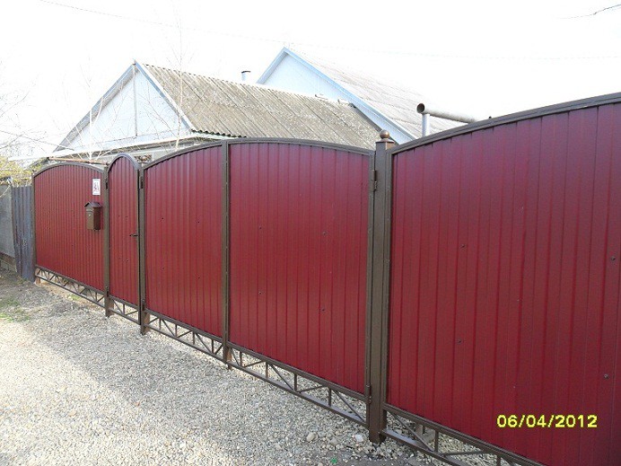 Заборы из профнастила, сетки рабица, решетчатые. Краснодар.