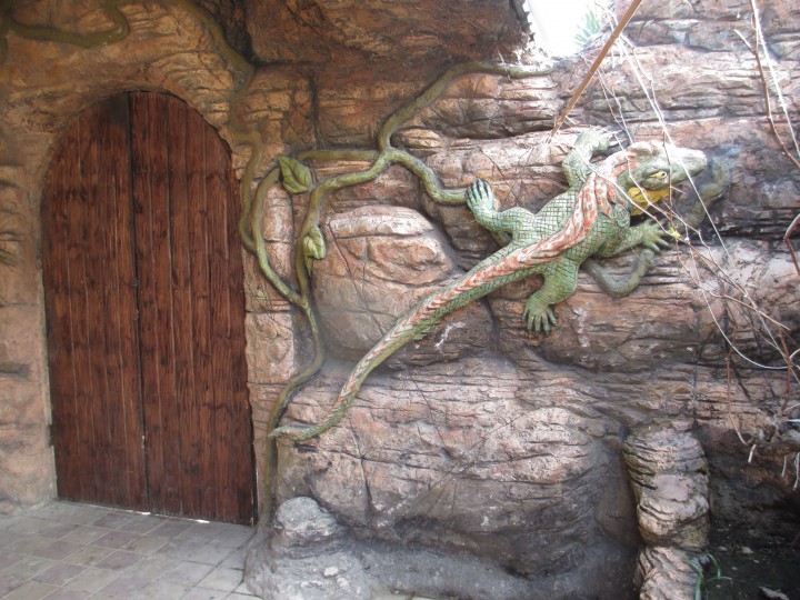 Художник-живописец,художник-декоратор,скульптор