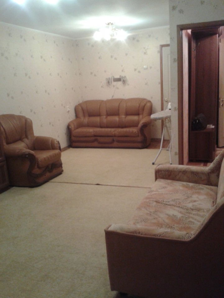 Сдам 2 комн кв-ру. Островского 1
