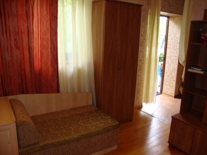 Сдается квартира в частном доме.