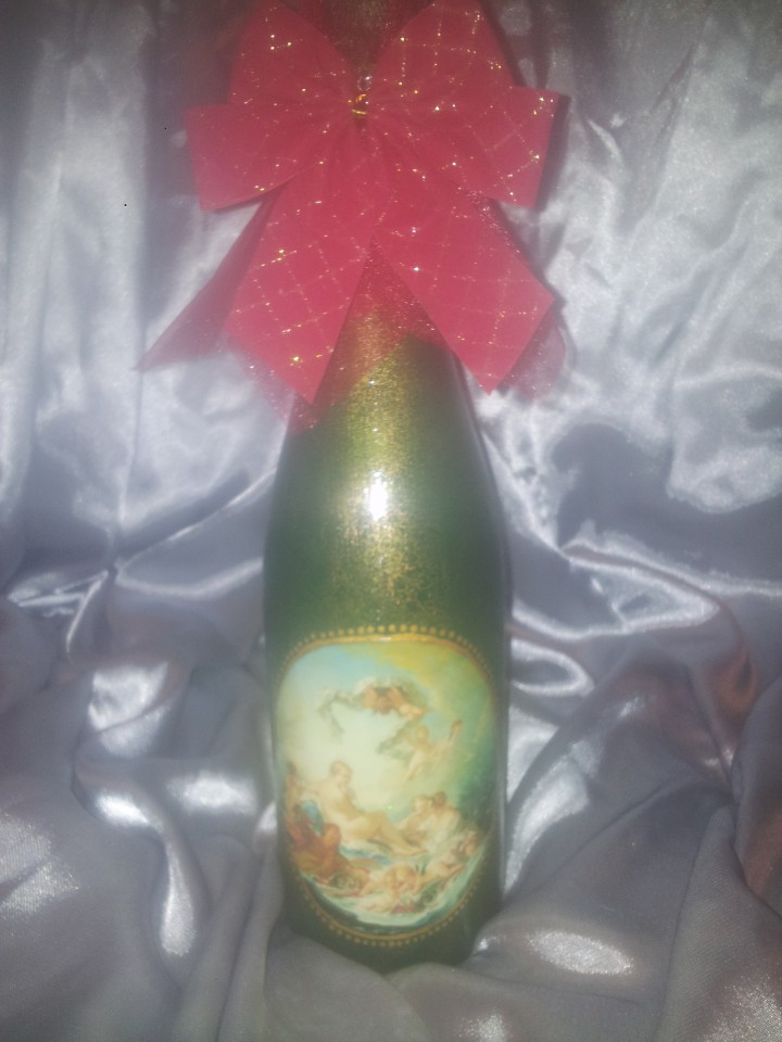 Праздничные бутылки шампанского на Новый год
