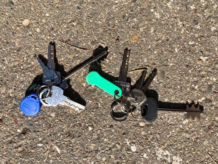 Найдены 2 связки ключей на переходе с ул.Гагарина 11 на Красноар