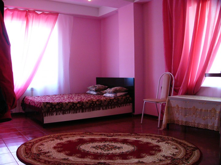 Сдаётся квартира - студия.